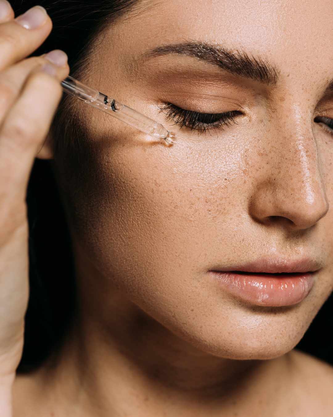 How Vitamin C & Hyaluronic Acid work together to benefit your skin 