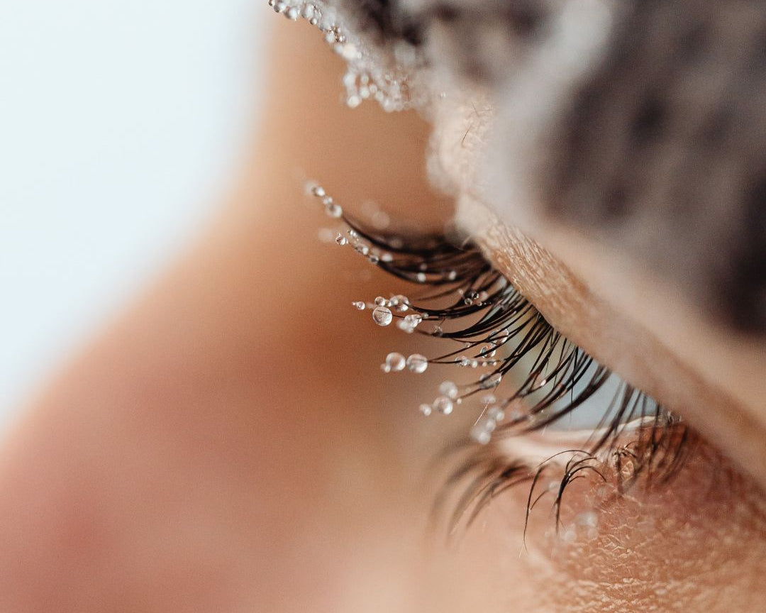 What Happens to Your Lashes in December Cold (And How to Protect Them)