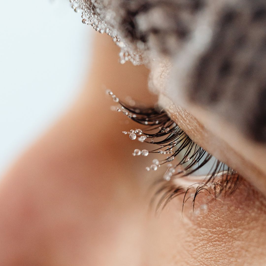 What Happens to Your Lashes in December Cold (And How to Protect Them)